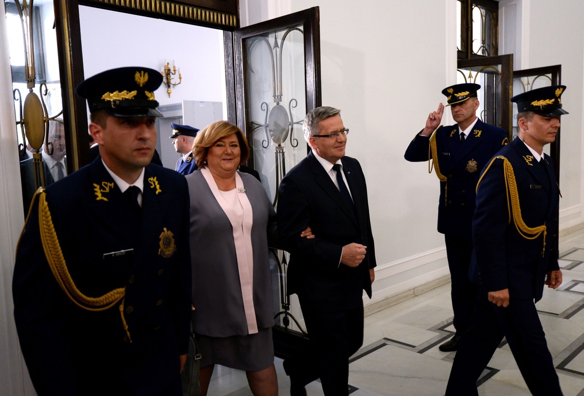 Ustępujący prezydent Bronisław Komorowski z żoną Anną wchodzą do Sejmu, gdzie Andrzej Duda złoży przysięgę przed Zgromadzeniem Narodowym i formalnie obejmie urząd prezydenta RP.