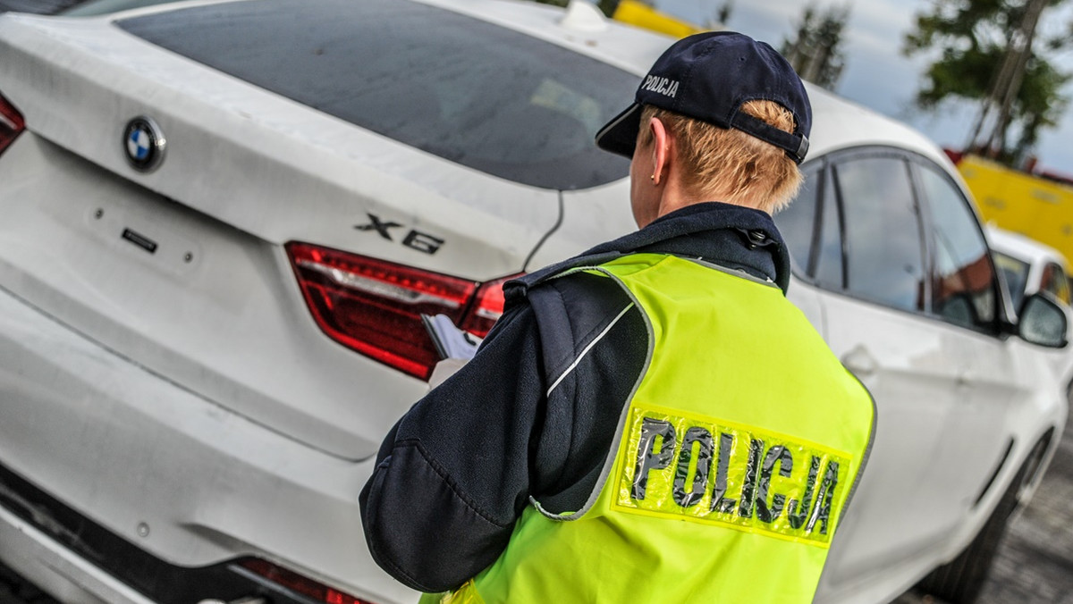 Gorzowscy policjanci odzyskali luksusowe BMW X6 skradzione w Niemczech. Do sprawy zatrzymano 54-, 38- i 25-latka. Podejrzani usłyszeli zarzuty paserstwa i trafili na trzy miesiące do aresztu – poinformowała Marzena Śpiewak z zespołu prasowego lubuskiej policji.
