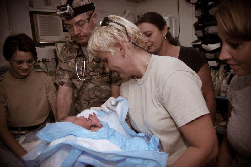 Polscy żołnierze uratowali noworodka. Zobacz zdjęcia!