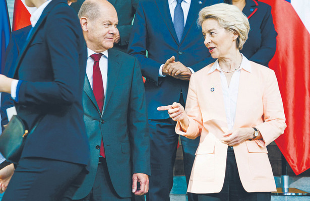 Przewodnicząca Komisji Europejskiej Ursula von der Leyen z kanclerzem Niemiec Olafem Scholzem