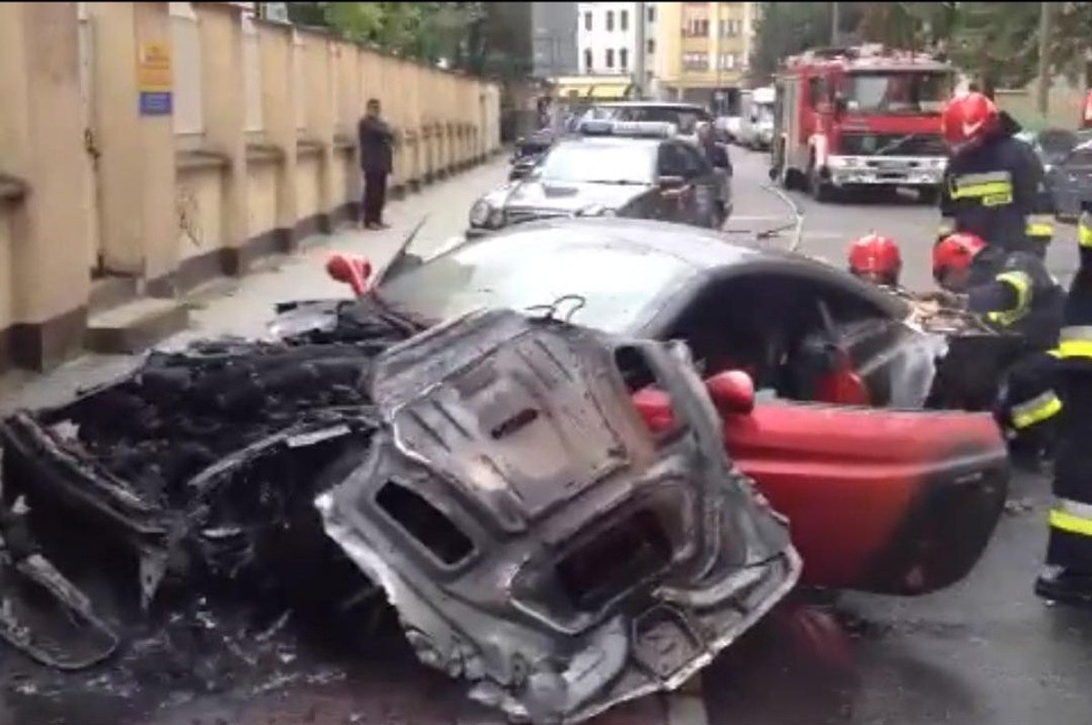 Wiadomo, do kogo należało ferrari spalone w Warszawie. Bandyci oblali je benzyną