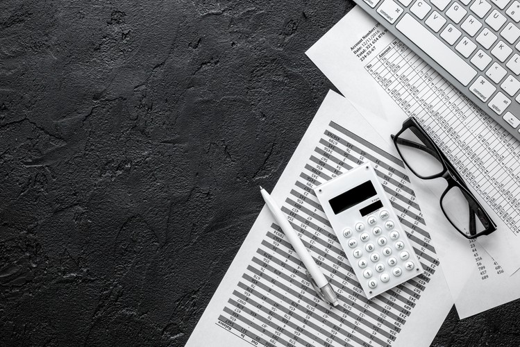 <b>Zwolnienie z podatku od spadków i darowizn w przypadku otrzymania pieniędzy w gotówce
</b><br><br><b>sygn. akt II FSK 2620/17 WYROK NSA z 11 lipca 2019 r.</b><br><br>
<b><br><br>
O CO TOCZYŁ SIĘ SPÓR
</b><br><br>
Chodziło o to, czy zwolnienie z podatku od spadków i darowizn przysługuje córce, która dostała darowiznę od ojca w formie gotówki, a następnie wpłaciła ją na swoje konto w banku.

Skarżąca dostała od ojca w darowiźnie 10 tys. zł. Tego samego dnia wpłaciła pieniądze na swój rachunek bankowy. Dopełniła też obowiązku zgłoszenia darowizny do urzędu skarbowego w terminie sześciu miesięcy. Spór dotyczył tego, czy przysługuje jej zwolnienie z podatku od spadków i darowizn, czy musi zapłacić daninę. Kobieta uważała, że ma prawo do zwolnienia, bo spełniła warunki z art. 4a ustawy z 28 lipca 1983 r. o podatku od spadków i darowizn (t.j. Dz.U. z 2019 r. poz. 1813). Darowizna została bowiem potwierdzona przelewem na jej rachunek (obdarowanej). Przepisy nie wymagają, aby przelew zrobił darczyńca.

Organy podatkowe uznały natomiast, że to darczyńca musi przelać pieniądze, aby obdarowany mógł skorzystać ze zwolnienia z podatku. Skoro kobieta dostała gotówkę, to nie spełniła warunku „przekazania” na konto obdarowanego. Musi więc zapłacić podatek.
<br><br><b>
ROZSTRZYGNIĘCIE
</b><br><br>
NSA orzekł, że podatniczka spełniła warunki zwolnienia z podatku. Zdaniem sądu przekazanie pieniędzy na konto jest jedynie warunkiem technicznym, ważniejsze jest to, czy doszło do darowizny. Sąd wskazał, że obowiązek dokumentowania darowizn pieniężnych na rachunek bankowy nabywcy wprowadzono jedynie po to, by podatnicy nie mogli powoływać się na fikcyjne umowy pożyczki, najczęściej w postępowaniach dotyczących nieujawnionych źródeł przychodów. Celem zwolnienia jest jednak nieobciążanie przepływów majątkowych między członkami najbliższej rodziny i nie można o tym zapominać.
<br><br><b>
PODSUMOWANIE
</b><br><br>
To bardzo praktyczny wyrok dla osób, które dostaną darowizny, zwłaszcza od starszych osób, które mogą nie mieć konta w banku, a chcą przekazać najbliższym większą ilość gotówki. Zwróćmy jednak uwagę, że organy podatkowe nie podzielają tej linii orzeczniczej sądów, dlatego podatnicy mają dwie drogi postępowania: albo dostosować się do wymogów fiskusa i przelewać pieniądze z konta na konto, albo nastawić się na spór sądowy, który może jednak trwać od kilku miesięcy do nawet trzech lat.