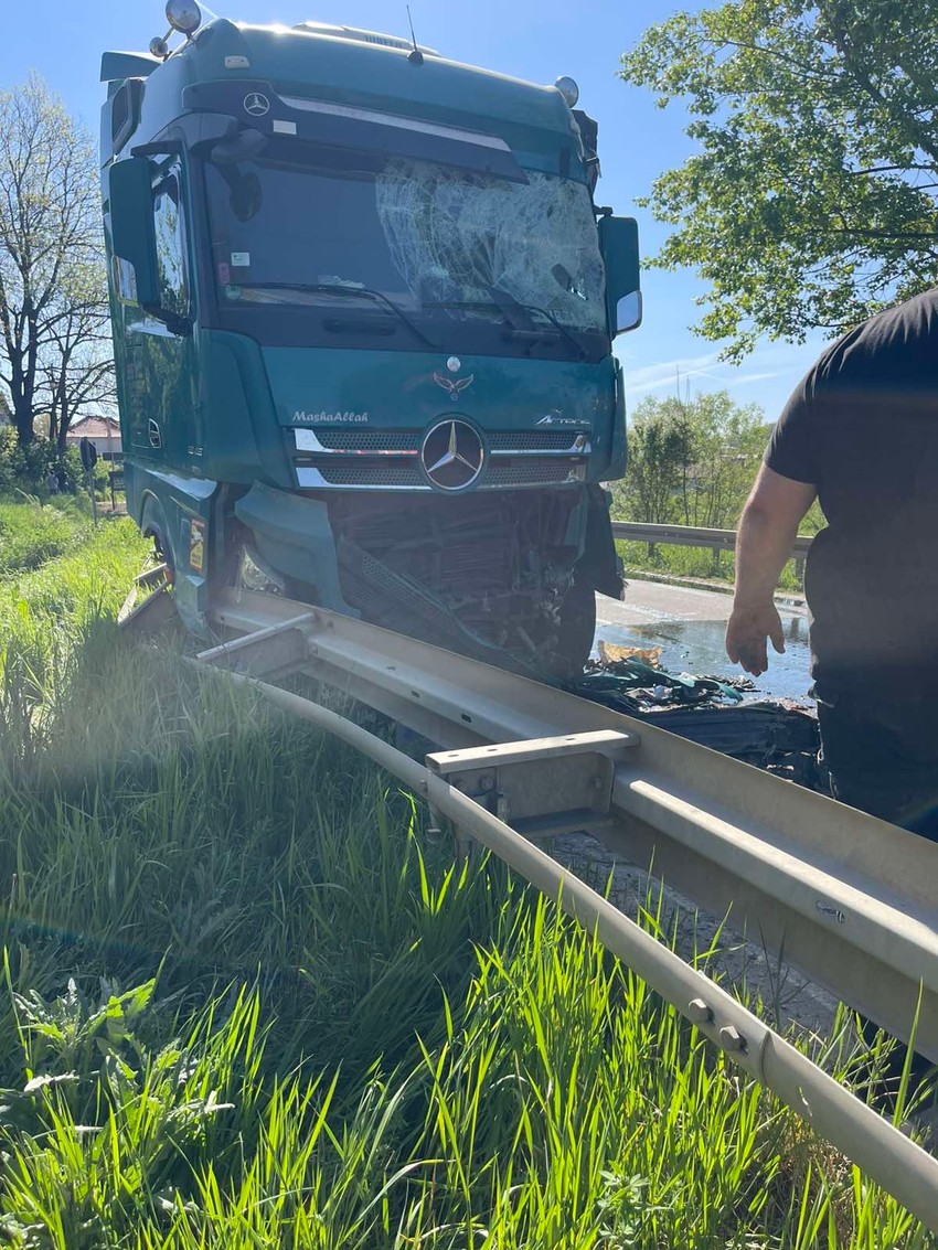 Sudar dva šlepera kod Aranđelovca, saobraćaj obustavljen