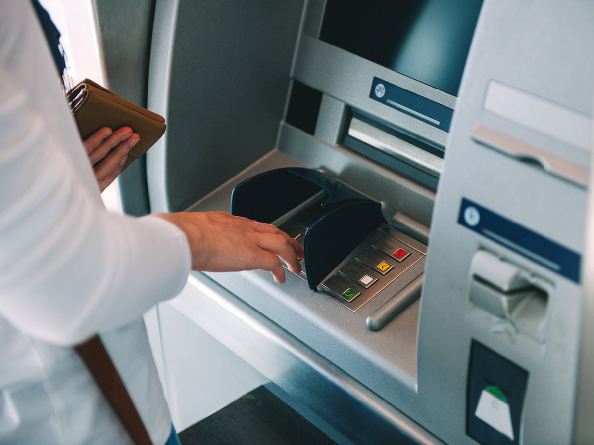 Ważna zmiana przy wypłacie gotówki. Bankomaty i wpłatomaty z nowym obowiązkiem