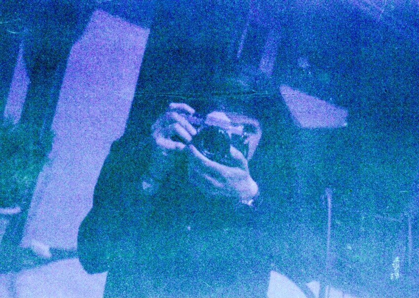 Dok je Akoš fotografisao svoju baku, ona je fotografisala njega 