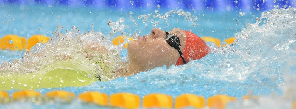 W niedzielne przedpołudnie na olimpijskim basenie wystąpiło dwoje polskich pływaków, ale - podobnie jak dzień wcześniej ich koledzy i koleżanki z reprezentacji - zakończyli swój udział w kwalifikacjach.  Alicja Tchórz (MKS Juvenia Wrocław) z czasem 1.01,44 była druga w swoim wyścigu eliminacyjnym na 100 metrów stylem grzbietowym i nie zdołała awansować do wieczornego półfinału. Ten rezultat dał Tchórz 25. miejsce w stawce 45 zawodniczek.  Z kolei Marcin Tarczyński zajął siódme miejsce w swoim wyścigu eliminacyjnym na 100 metrów stylem grzbietowym, uzyskując czas 55,06. Łącznie Tarczyński został sklasyfikowany na 27. pozycji wśród 43 startujących.

Tchórz nie dostała się również do półfinału 200 m stylem grzbietowym na igrzyskach olimpijskich w Londynie. Polka uzyskała czas 2.14,02 s, który dał jej 29. miejsce. Najszybsza była reprezentantka USA Missy Franklin