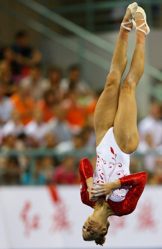 Piękne dziewczyny i ich niesamowite ewolucje