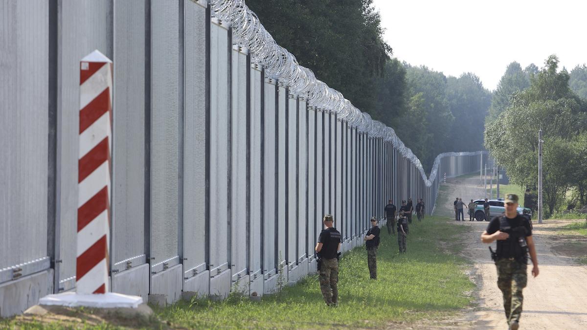 Príslušníci poľskej pohraničnej stráže hliadkujú pozdĺž nového železného múru na hraniciach medzi Poľskom a Bieloruskom