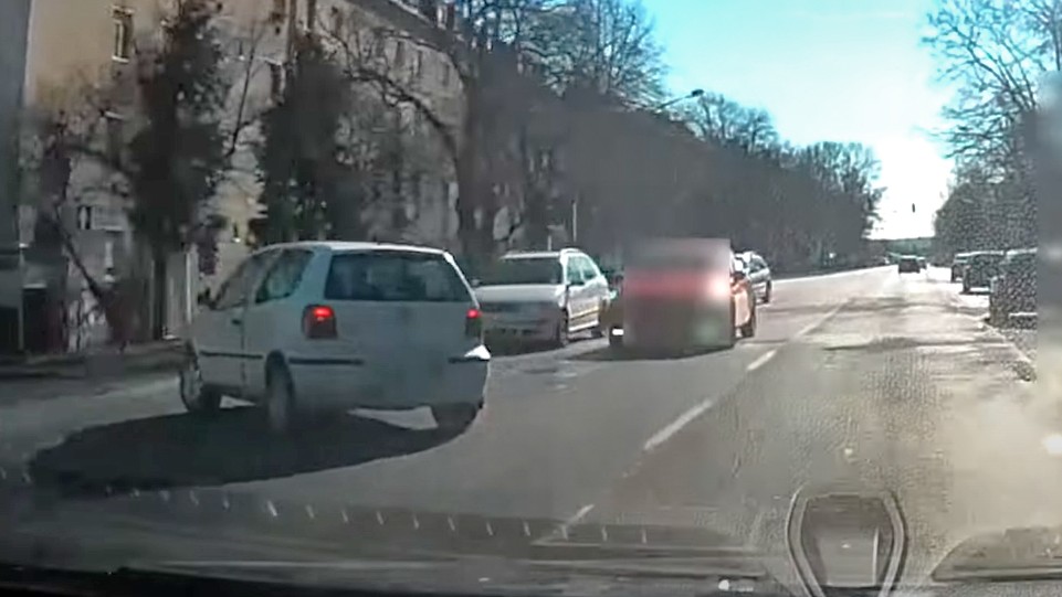 Megdöbbentő videó: egy miskolci autós a kamerájával rögzítette, hogyan történt a baleset kanyarodáskor