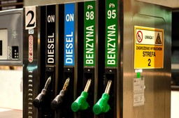 ceny paliw w polsce niższe niż przed rokiem. co czeka nas na stacjach na początku nowego roku?
