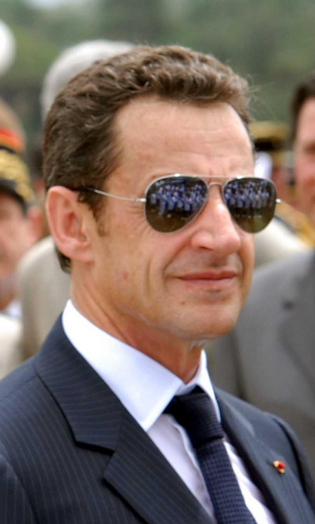 Były prezydent Francji Nicolas Sarkozy w okularach Ray-Ban