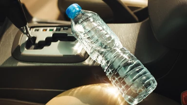W upały nigdy nie zostawiaj w samochodzie butelki z wodą! Skutki mogą być tragiczne