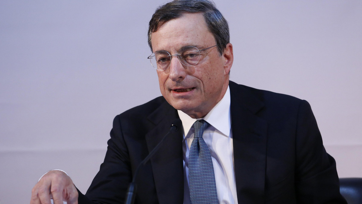 Europejski Bank Centralny rozpocznie skup obligacji zabezpieczonych w połowie października oraz instrumentów ABS w czwartym kwartale tego roku – poinformował prezes EBC Mario Draghi. Jednocześnie prezes EBC nie sprecyzował wartości jaką osiągną skupowane aktywa.