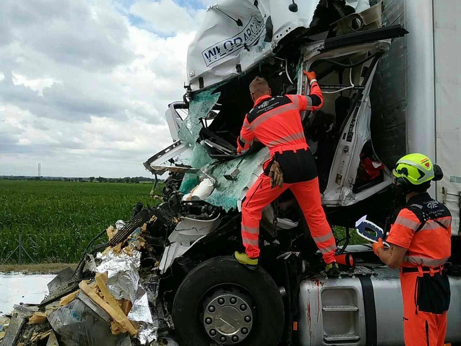Na diaľnici D2 v úseku Lozorno - Stupava sa zrazili tri nákladné autá. 
