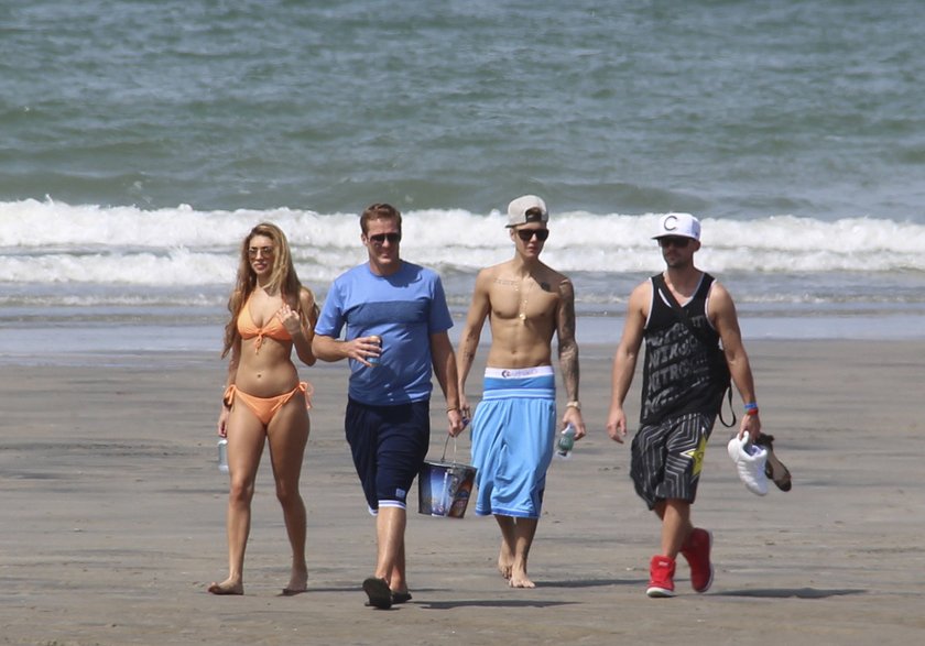 Justin Bieber z przyjaciółmi na plaży