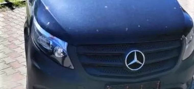 Postawili na parkingu Mercedesa bez tablic. Straż Graniczna nabrała podejrzeń