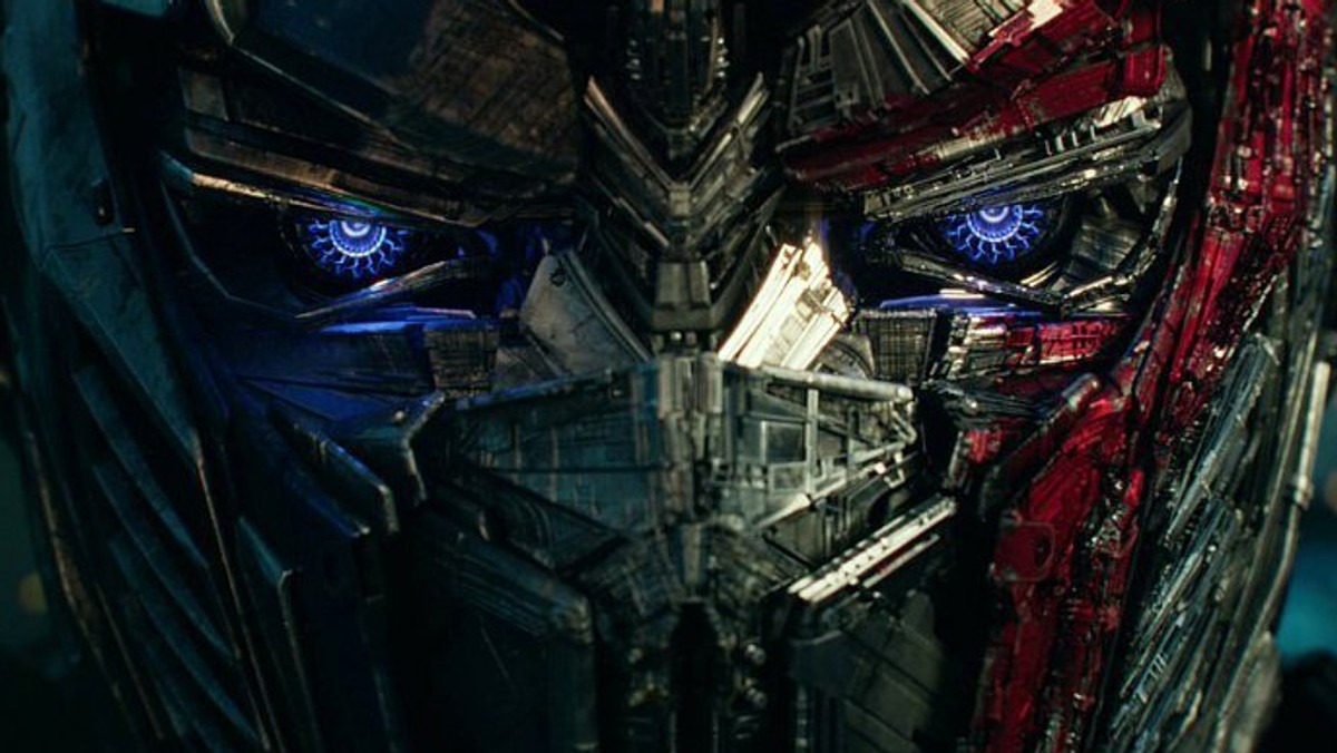 Michael Bay ogłosił, że 3 lutego zostanie zaprezentowany spot telewizyjny filmu "Transformers: Ostatni Rycerz", przygotowany specjalnie na Super Bowl. Potwierdził również, że film będzie ostatnim z hitowej serii, który wyreżyseruje.