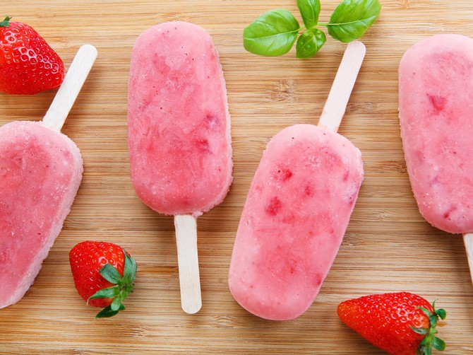 115833_stockphotohomemadeicecreampopswithfreshberriesandfrozenyogurt224414806