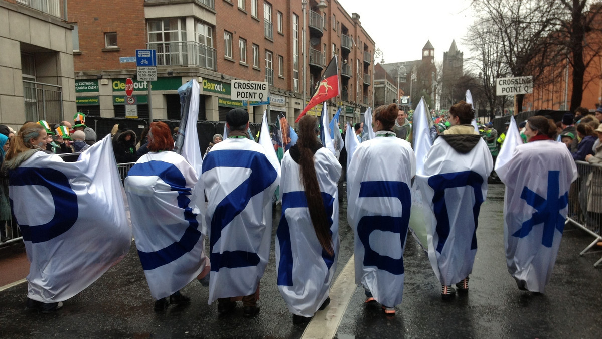 14 osób przebranych za wizerunki symboli Poznania wzbudziło sporą sensację na paradzie św. Patryka w Dublinie. Nie tylko dlatego, że wszyscy byli ubrani na zielono, a poznańskie stroje są niebieskie. W paradzie można było zobaczyć między innymi poznański Ratusz, Stadion Miejski, Termy Maltańskie czy Fontannę Wolności.