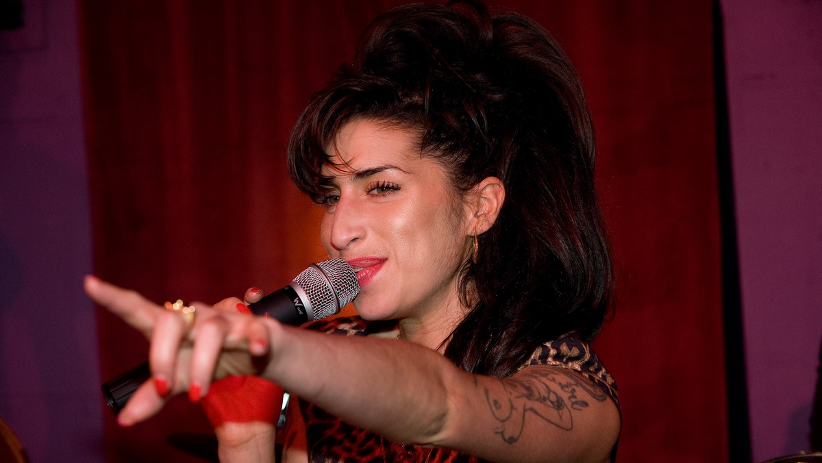 Amy Winehouse niespodziewanie pojawiła się na scenie podczas występu swojej śpiewającej chrześnicy - Dionne Bromfield.
