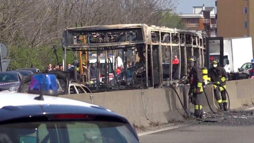 Horror we Włoszech. Kierowca porwał i podpalił autobus z dziećmi 