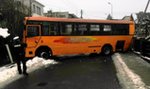 Wypadek szkolnego autobusu w Chojnicach. Pojazd zakleszczył się między ogrodzeniami