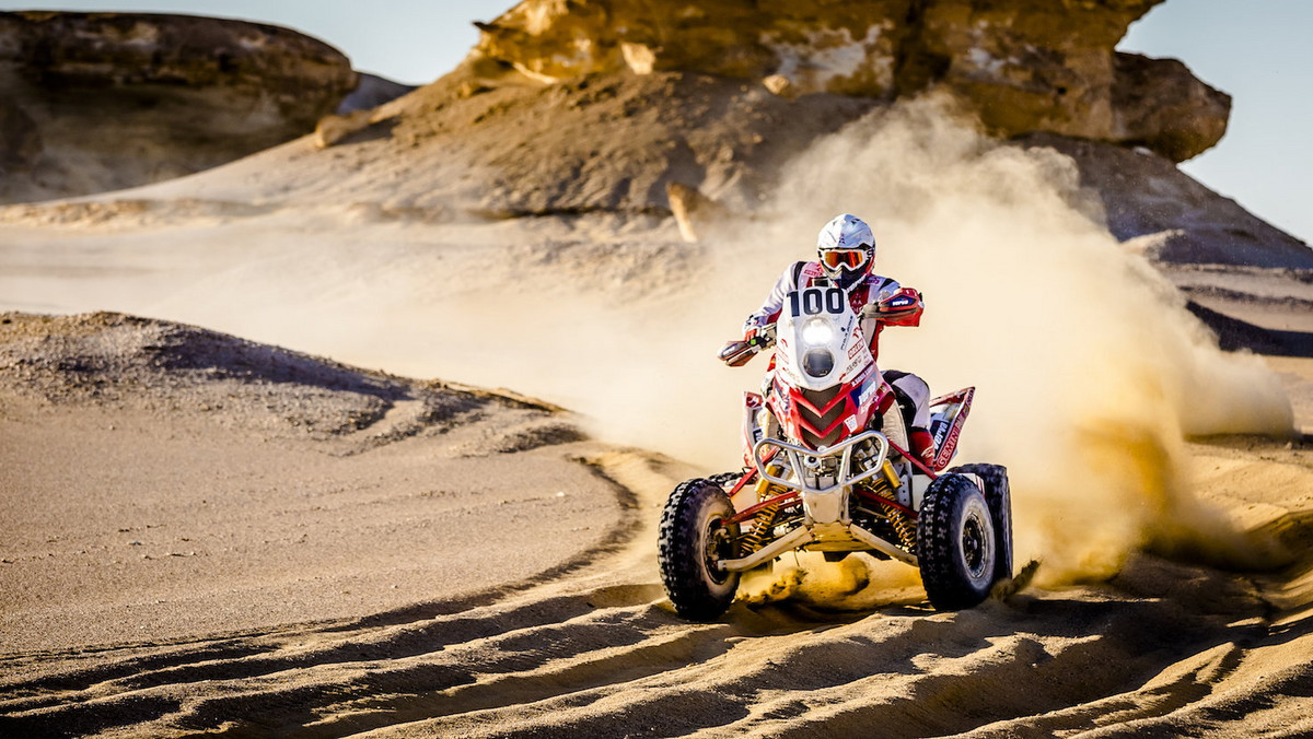 W poniedziałkowe popołudnie, w położonej na brzegu Pacyfiku miejscowości Vina del Mar odbył się prolog rajdu Atacama Rally. Rafał Sonik na krótkiej trasie, wytyczonej na szutrowej drodze wokół jeziora Laguna Sausalito uzyskał drugi czas, ale po karach jakie otrzymali jego rywale wysunął się na prowadzenie.