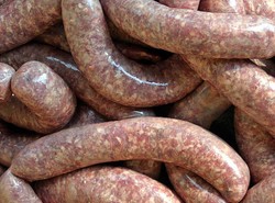 Zobacz, co siedzi w kiełbasie z marketu