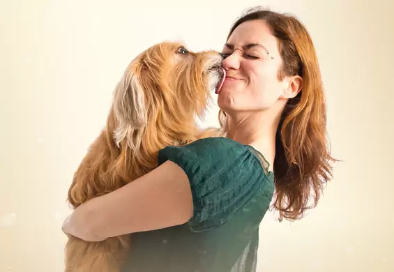 Całowanie psa to niehigieniczny nawyk. Wbrew pozorom groźny dla twojego pupila