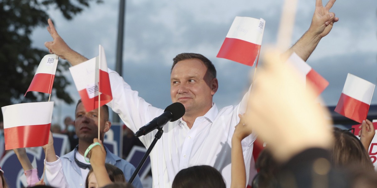 Ten kryzys powoli dobiega końca, wychodzimy z niego w coraz większym stopniu" - powiedział Andrzej Duda. Podkreślił, że zmniejsza się deficyt budżetowy, a wpływy z podatków "wracają do normalności".