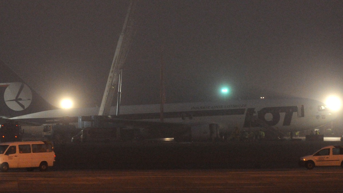 Samolot Boeing 767 został podniesiony na wysokość ok. 2,5 metra - poinformował ok. godz. 18 dyrektor biura PR warszawskiego lotniska Chopina Radosław Żuk. Maszyna oparta jest na specjalnych podporach.