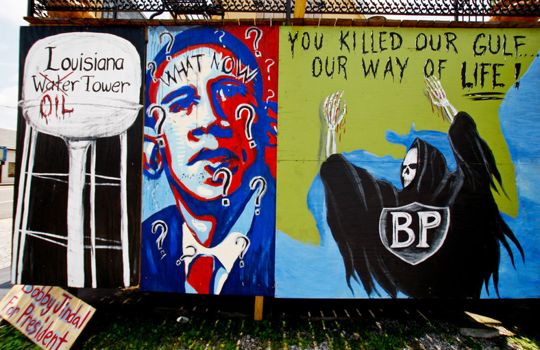 Katastrofa w Zatoce Meksykańskiej: Larose, Louisiana, USA. Graffiti protestacyjne przeciwko koncernowi BP i prezydentowi USA. Foto: Derick E. Hingle/Bloomberg