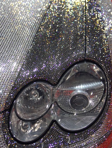 Błyskotkami oklejono wersję SL600