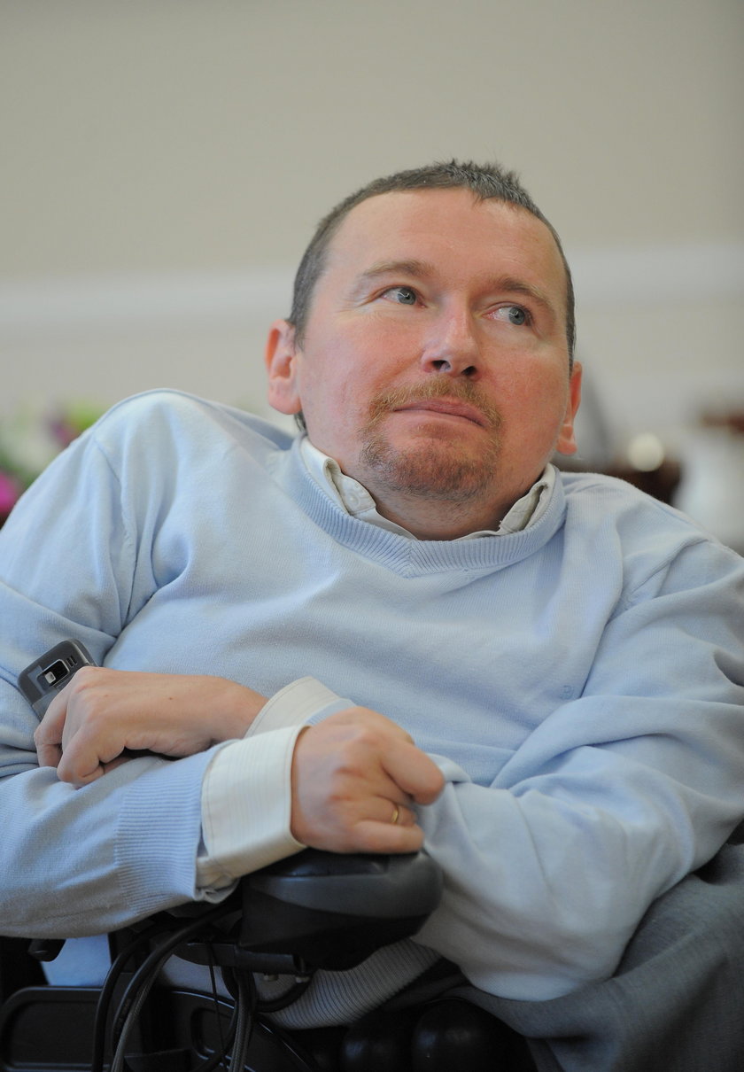 Niepełnosprawny europoseł PO informuje europosłów o sytuacji w Sejmie