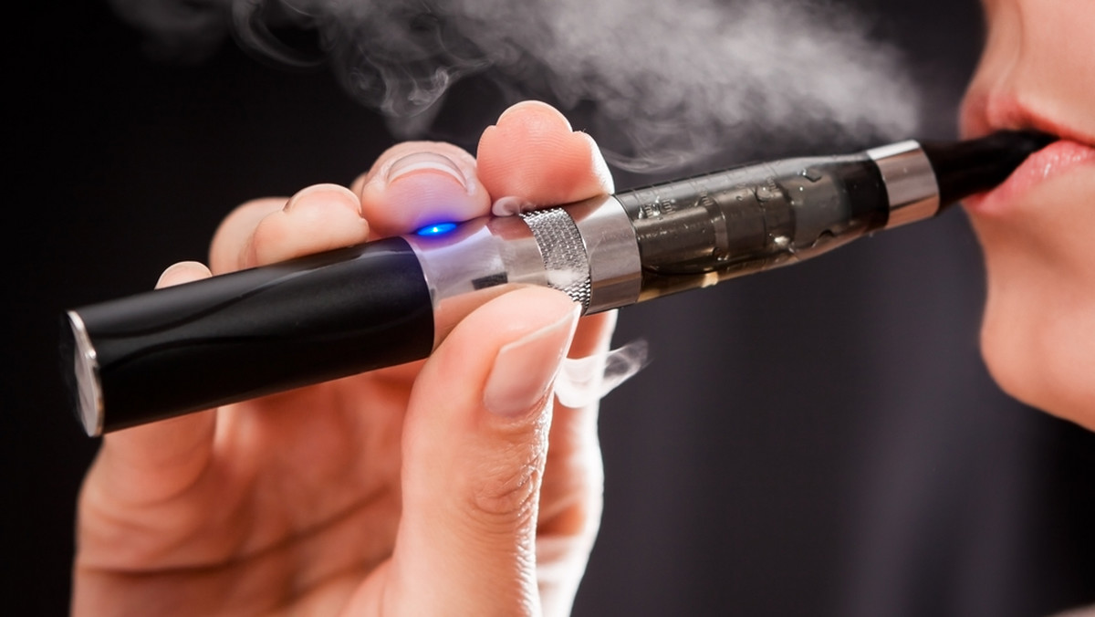 Od maja 2016 r. w Holandii używanie papierosów elektronicznych przez osoby poniżej 18. roku życia będzie zabronione - ogłosiło dziś ministerstwo zdrowia. Reklamowanie e-papierosów ma ponadto podlegać tym samym zasadom, co zwykłe wyroby tytoniowe.