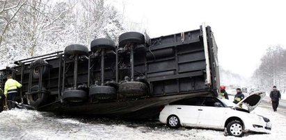 TIR zderzył się z osobówką. Zablokowana droga 86