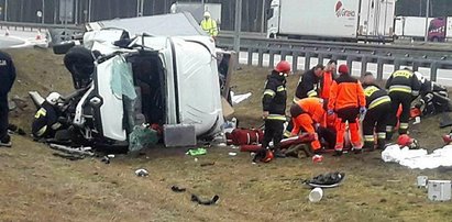 Dostawczak rozbił się na autostradzie. Są ranni