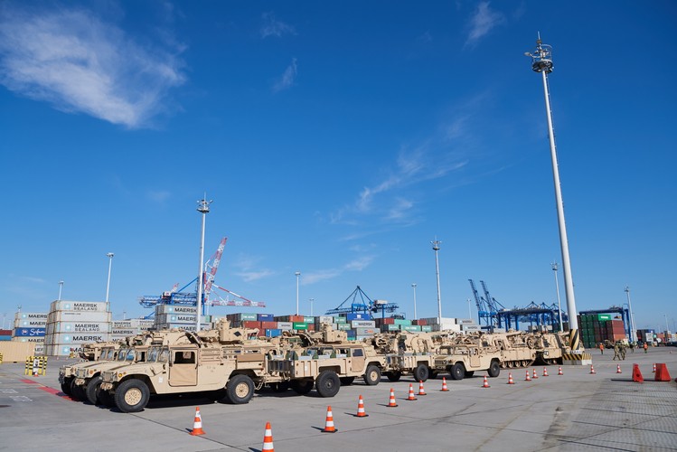 Obecny na konferencji Dowódca Generalny Rodzajów Sił Zbrojnych gen. dyw. Jarosław Mika, przypomniał, że sprzęt pojedzie m.in. do Świętoszowa, Żagania, Bolesławca i Torunia, gdzie ulokowane były także siły amerykańskie z poprzedniej rotacji.
<br>
Dodał, że wśród przybywających do Polski z kolejną rotacją amerykańskich żołnierzy, jest wielu, których polscy wojskowi znają już z różnych misji pełnionych w przeszłości, w tym misji w Iraku czy Afganistanie. 'Takie doświadczenia pomagają we wzajemnych relacjach' - ocenił gen. Mika. 'Współpraca z każdym partnerem jest bardzo ważna, a szczególnie ze stroną amerykańską. Ona jest bardzo duża i bardzo mocna' - zaznaczył. <br><br> aks/ pru/<br>fot. (aw/nlat) PAP/Adam Warżawa