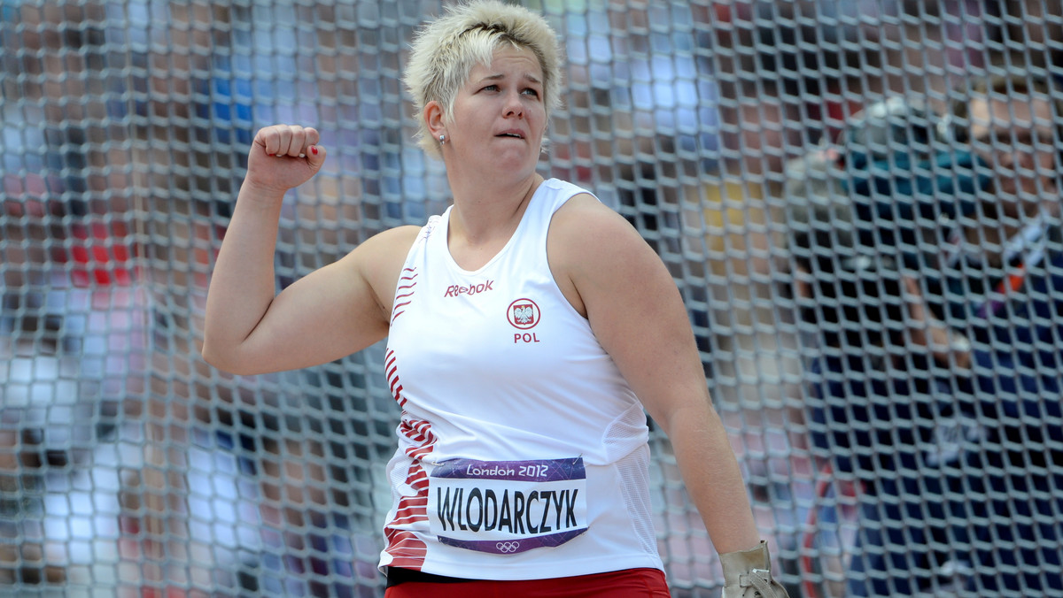 Anita Włodarczyk awansowała do ścisłego finału w rzucie młotem podczas igrzysk olimpijskich w Londynie. Polska faworytka do medalu po rzucie na odległość 76,02 m na półmetku rywalizacji zajmuje czwarte miejsce. Prowadzi Tatiana Łysenko z Rosji. Do czołowej ósemki nie dostała się niestety Joanna Fiodorow (72,37 m).