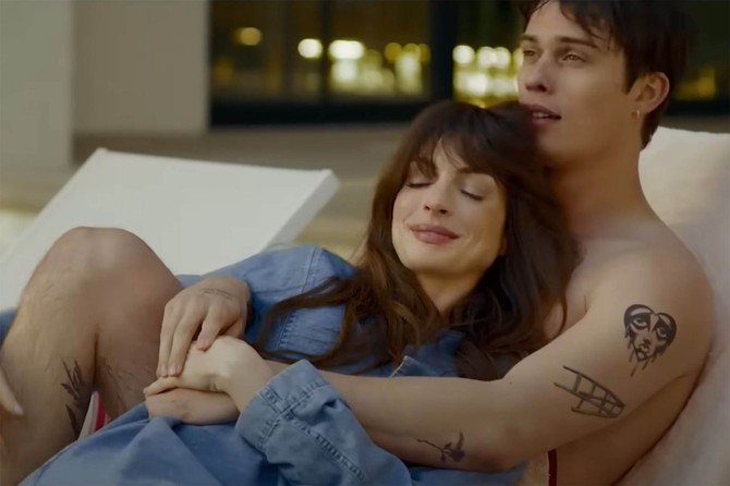 Nikolas u filmu "The Idea Of You" sa En Hatavej 