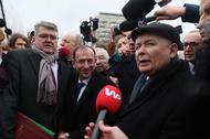 Warszawa, 07.02.2024. Politycy PiS Mariusz Kamiński (C) i Maciej Wąsik (2L) oraz prezes PiS Jarosław Kaczyński (P) przed Sejmem w Warszawie