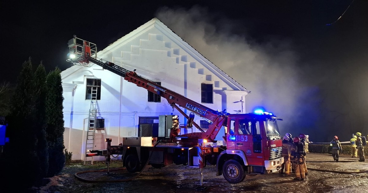 Ogień uderzył w legendarną stadninę w Mosznej. Dramatyczna akcja ratunkowa