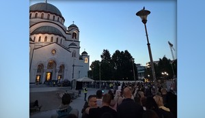 Tačkasta Mara celu noć provela ispred Hrama