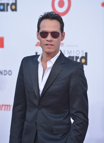 <b>Marc Anthony</b>
<br>
<br>
Znany amerykański piosenkarz i aktor był winny fiskusowi 2,5 miliona dolarów zaległych podatków, odsetek oraz kar za lata 2000-2004. 
<br>
Wina za tą sytuację spadła jednak na księgowego i Anthony nie poniósł konsekwencji karnych.