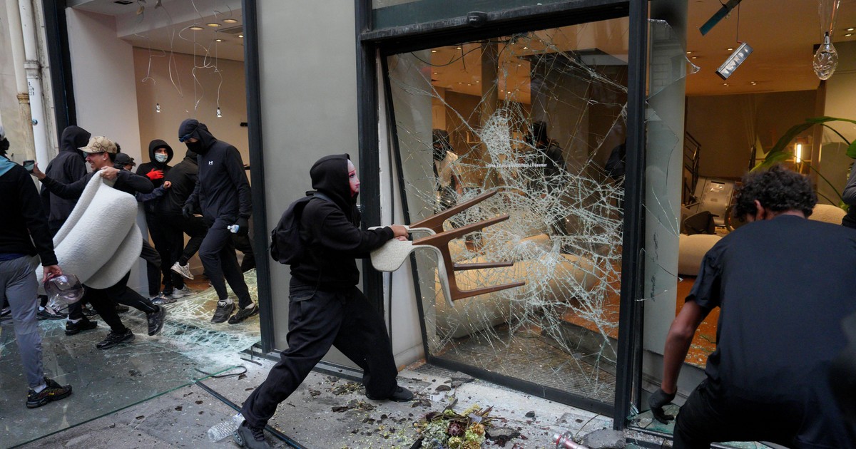 France is aflame as looters attack luxury stores, groceries, and ...