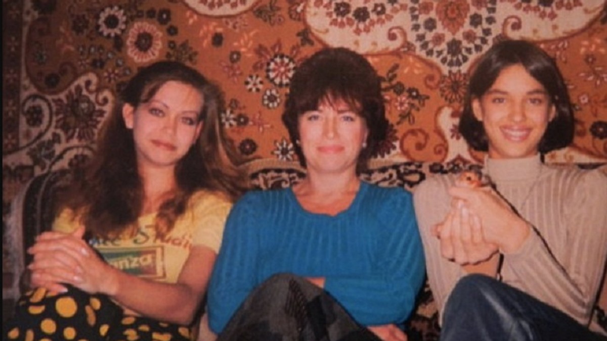 Irina Šajk (desno) sa majkom i sestrom