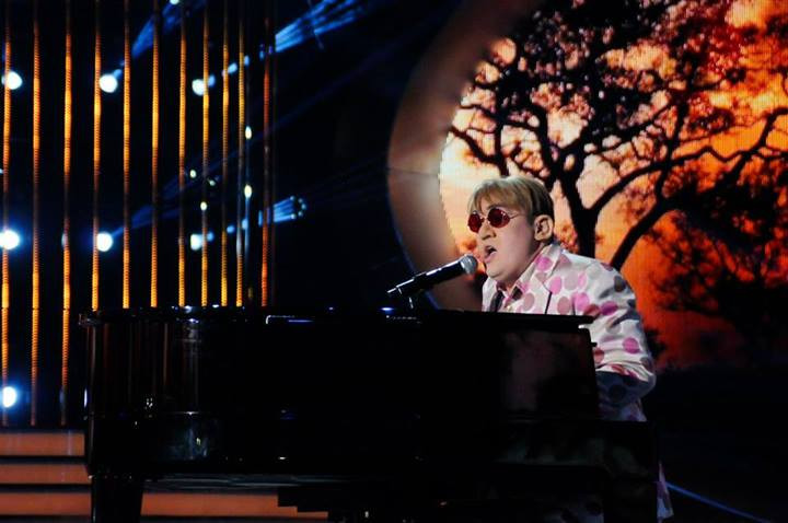 Paweł Tucholskij ako Elton John