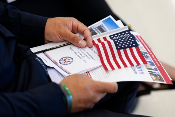Amerika pokreće masovne postupke za ODUZIMANJE DRŽAVLJANSTVA, a u ovoj zemlji živi veliki broj Srba: Tramp započeo veliku čistku, alarm širom SAD