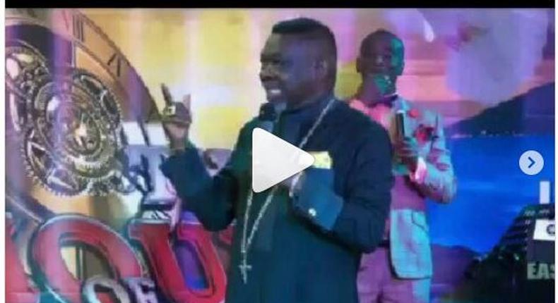 Pastor asks Ghs 3,392 from each member to spray them a perfume that cancels spiritual odour (Video)