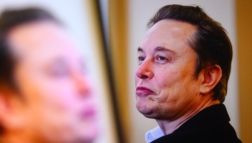 Musk rusza na wojnę z Wikipedią. Grokipedia ma być „dziesięć razy lepsza”, ale już się sypie